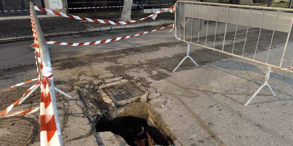 Forti Piogge A Partinico Unauto Sprofonda Dentro La Voragine