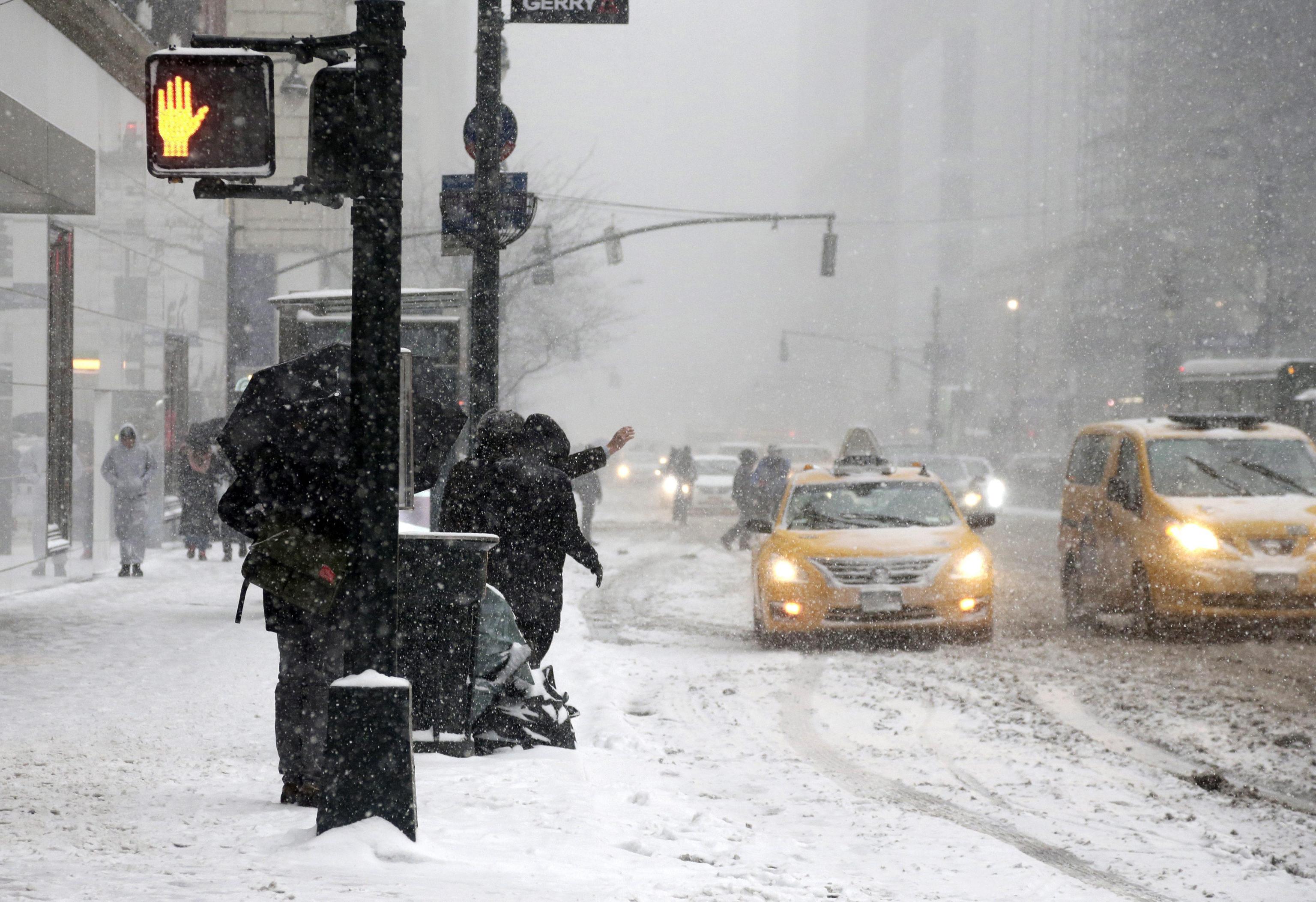 Сегодня сильный снег. Снежный шторм штат Нью-Йорк. Снежная буря в Нью-Йорке. Метель в Нью-Йорке. Снегопад в Нью-Йорке.