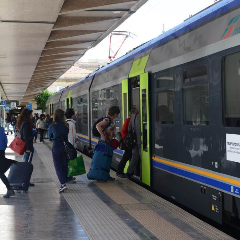Un treno Minuetto nella stazione di Palermo centrale nel 2015