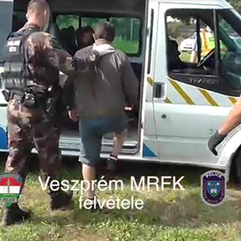Un fermo immagine tratto dal video della polizia ungherese