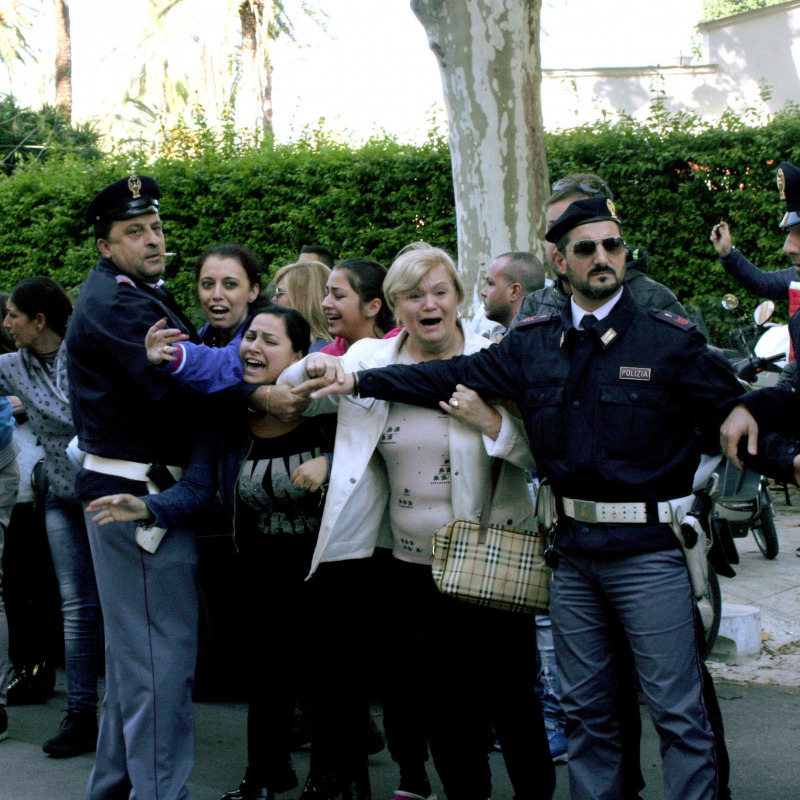 La ressa dei parenti degli arrestati davanti agli uffici della Mobile (Foto Studio Camera)