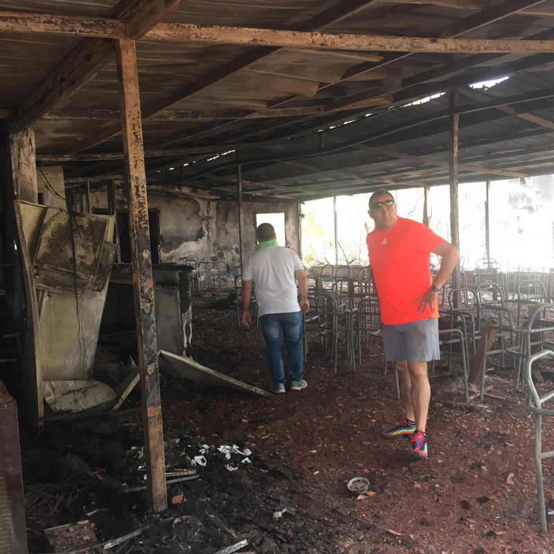 Il proprietario del ristorante "Al Giardino" Giuseppe Mogavero fa la conta dei danni