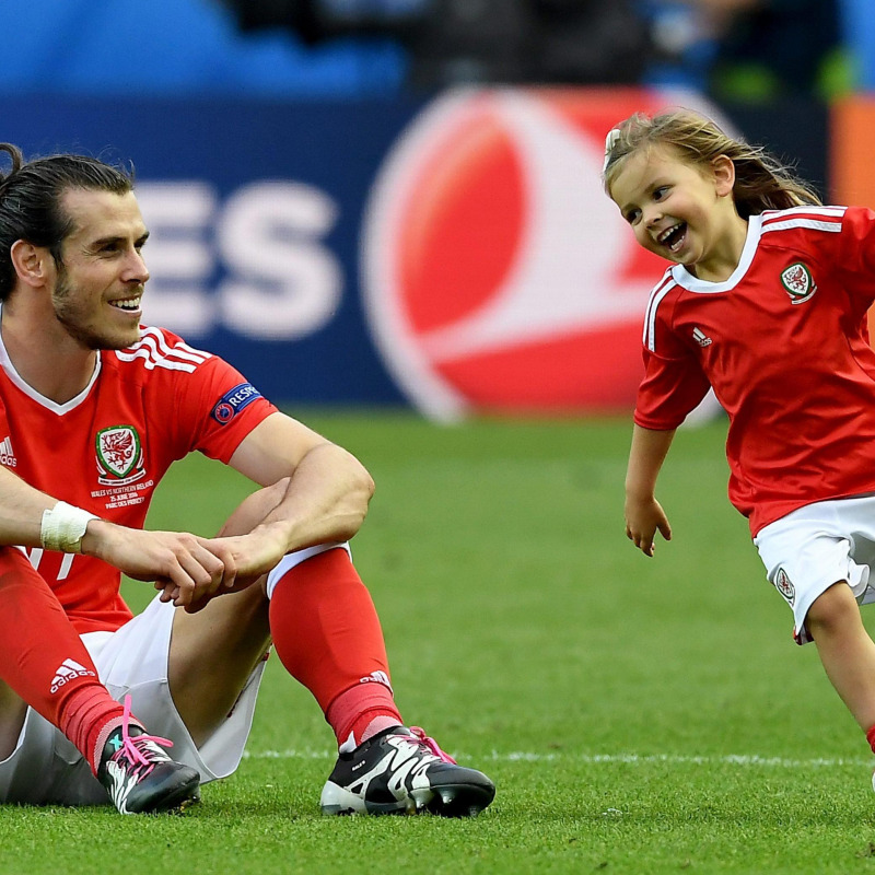 Bale festeggia l'accesso ai quarti con la figlia in campo