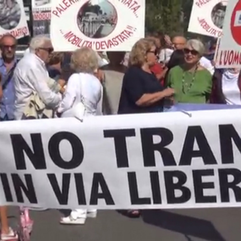 Una recente protesta contro l'ipotesi di realizzare la linea del tram in via Libertà