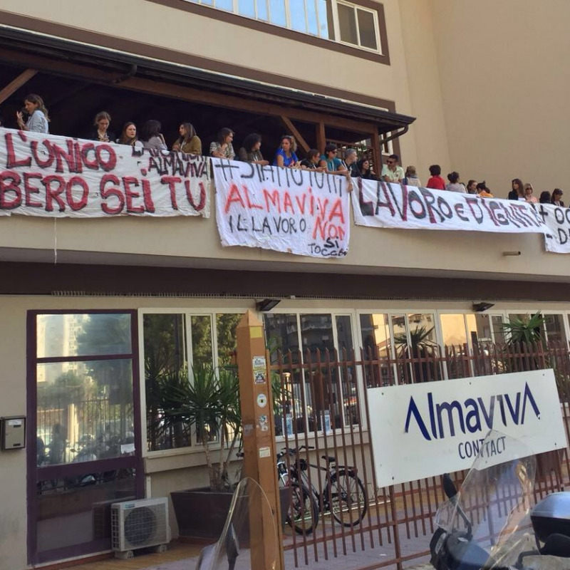Lavoratori Almaviva in protesta davanti ad Alicos