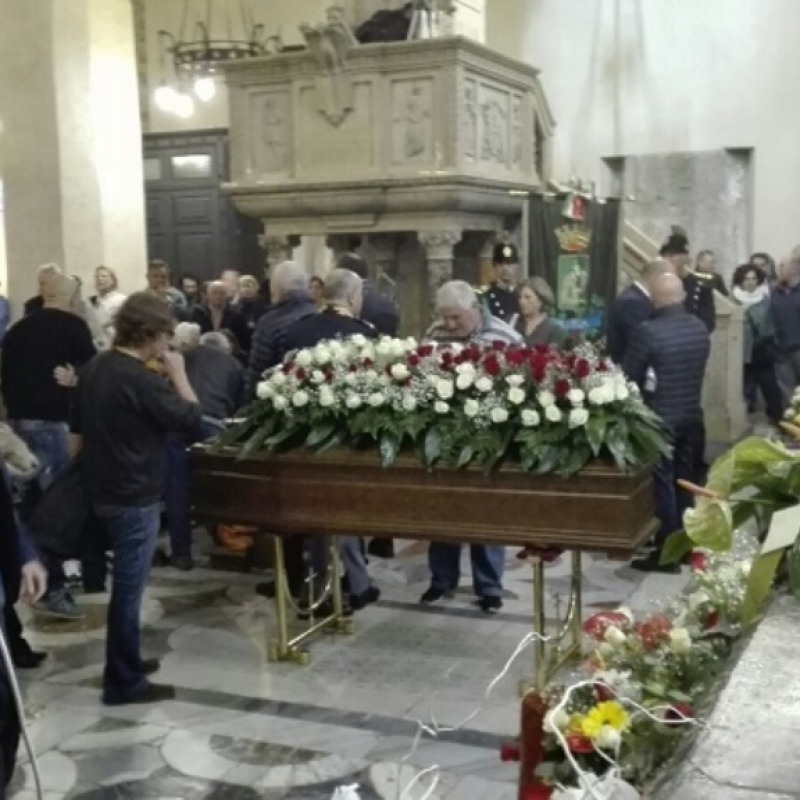 Una foto del funerale di Enzo Maiorca (immagine da Siracusaoggi.it)