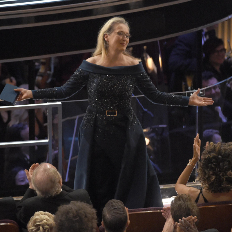 Meryl Streep riceve gli applausi prima di salire sul palco degli Oscar