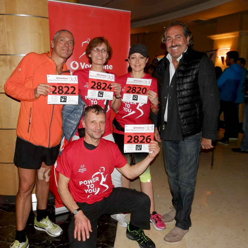 Nando Sorbello con alcuni partecipanti alla Maratona di Malta