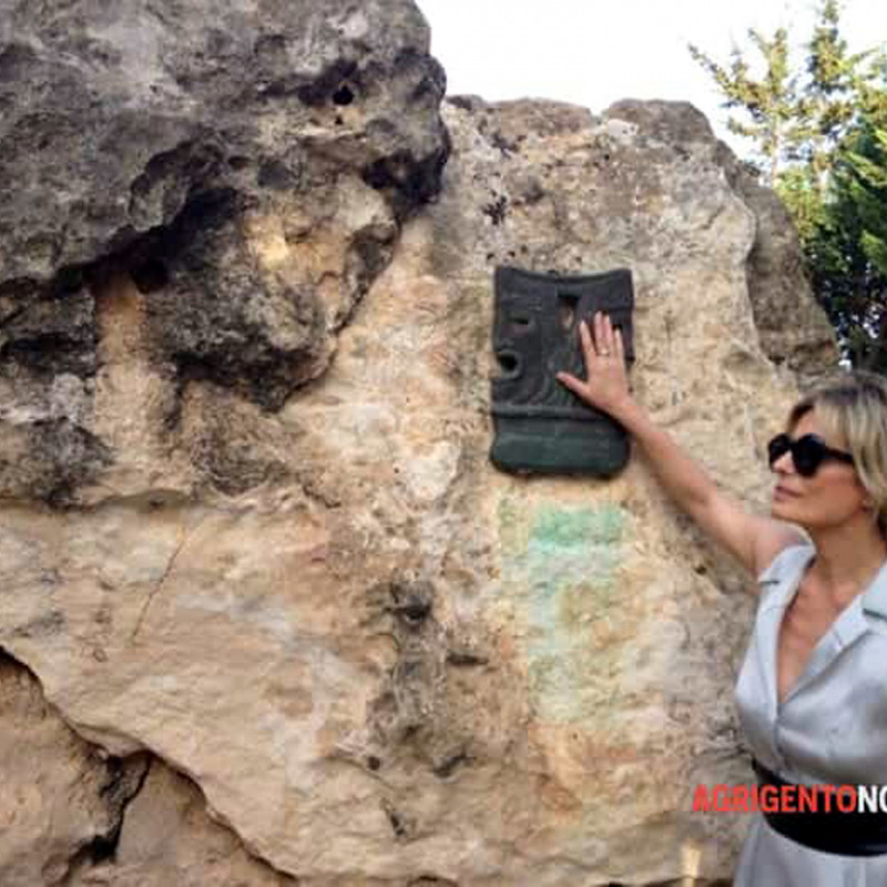 Isabella Ferrari visita la casa natale di Pirandello (foto da AgrigentoNotizie)