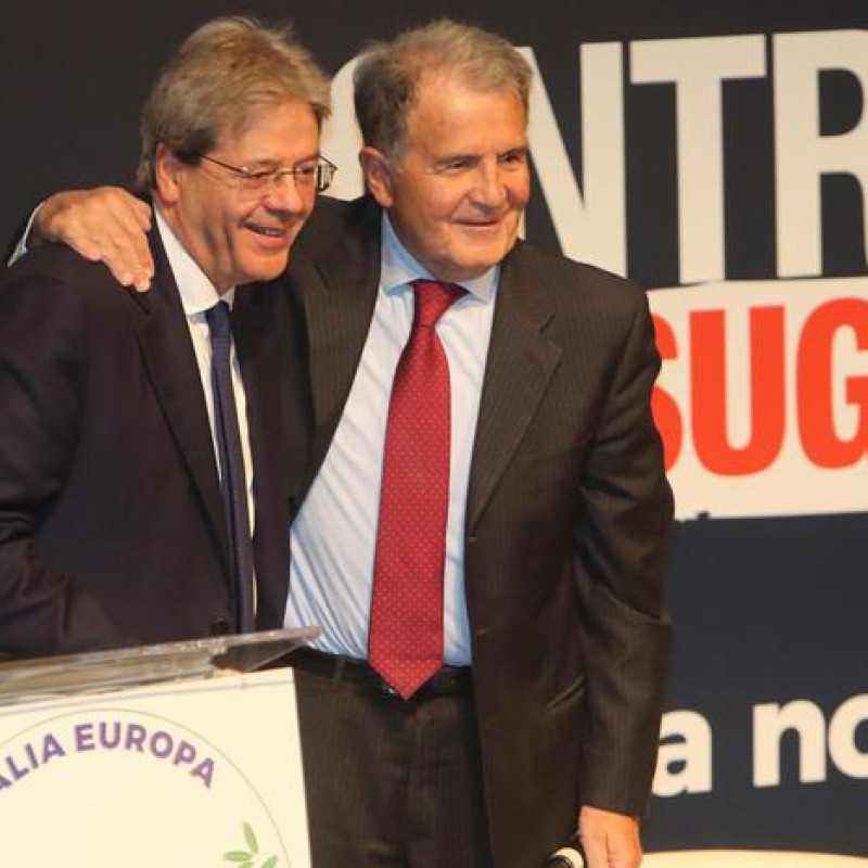 Il presidente del Consiglio, Paolo Gentiloni (S) e l'ex premier, Romano Prodi