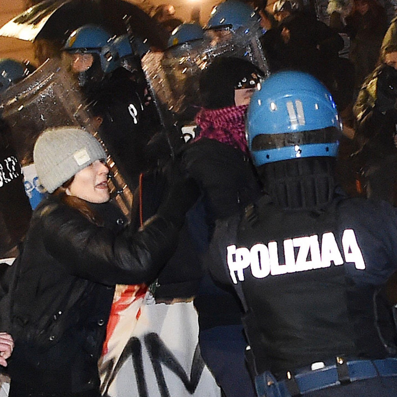 Momenti di tensione al corteo antifascista contro CasaPound ieri a Torino