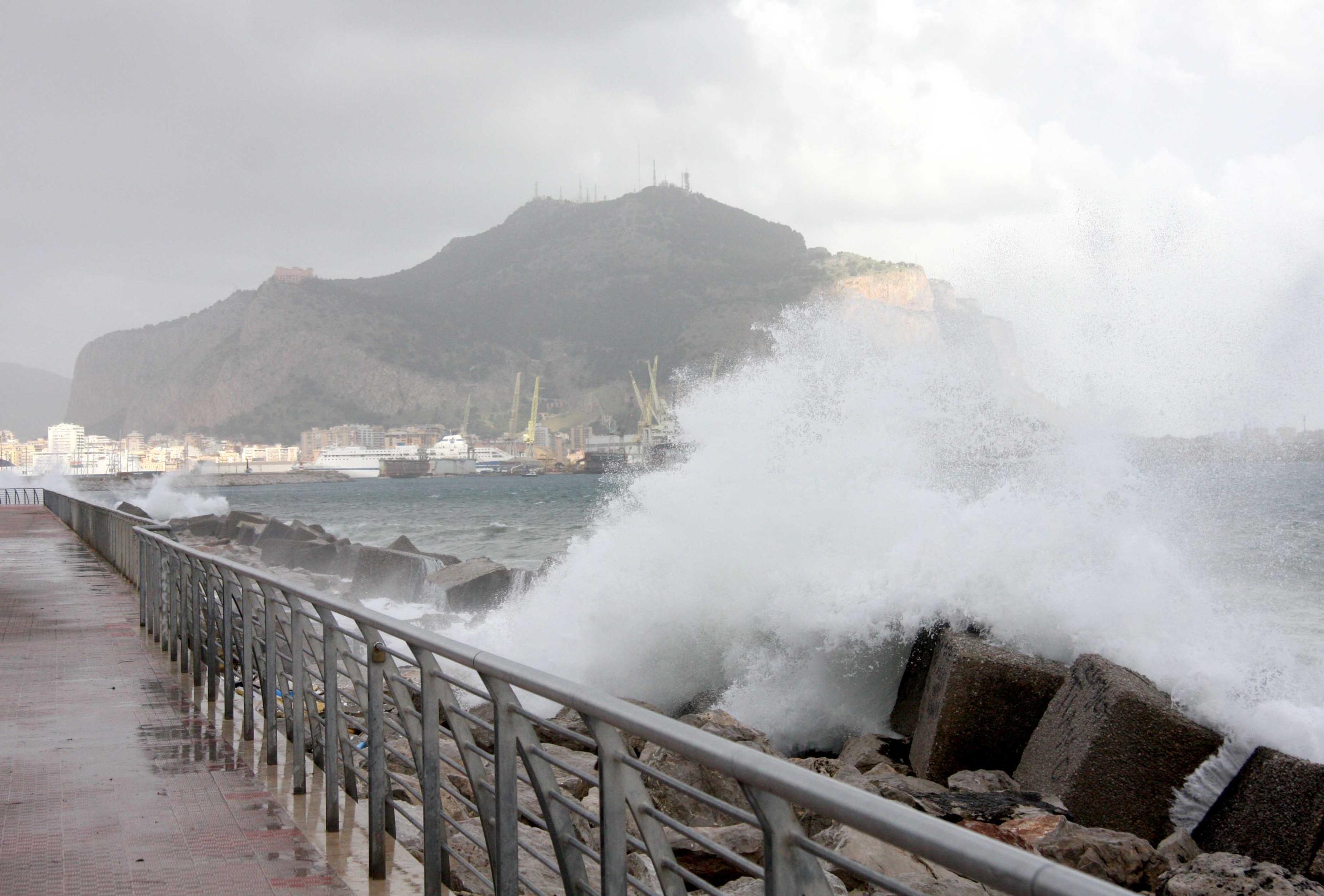 Risultati immagini per immagine del brutto tempo in sicilia
