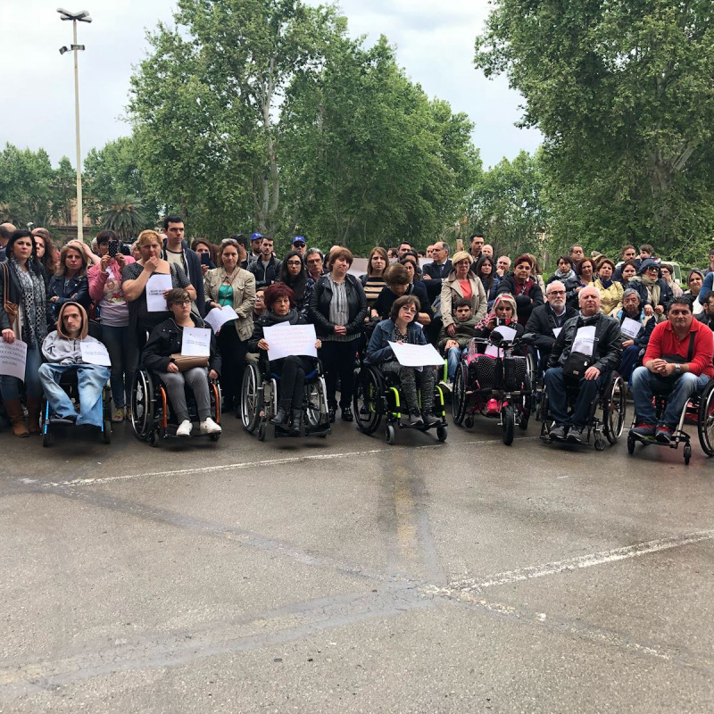 La protesta dei disabili gravi all'Ars lo scorso aprile
