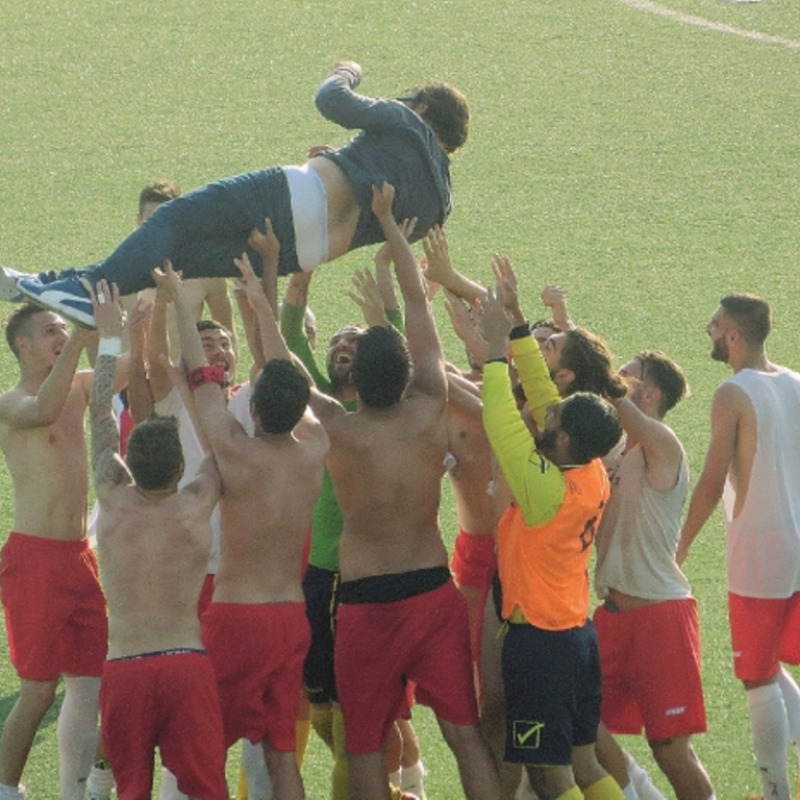 Il tecnico dell’Igea Virtus Peppe Raffaele festeggiato dalla squadra dopo la vittoria (Foto di Raffaella Ascione)