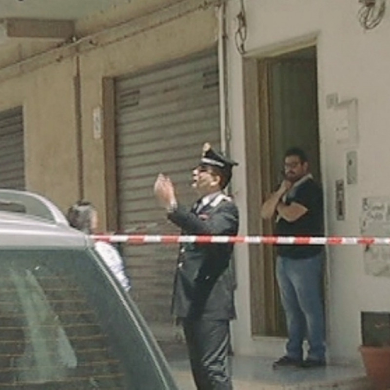L’intervento dei carabinieri nella palazzina di via Fermi, dove è stato registrato il ferimento a Pozzallo