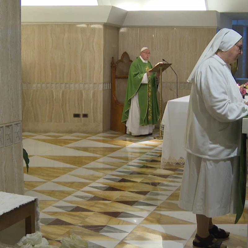 Papa Francesco prega davanti alle reliquie della Madonna di Siracusa (Vatican Media)