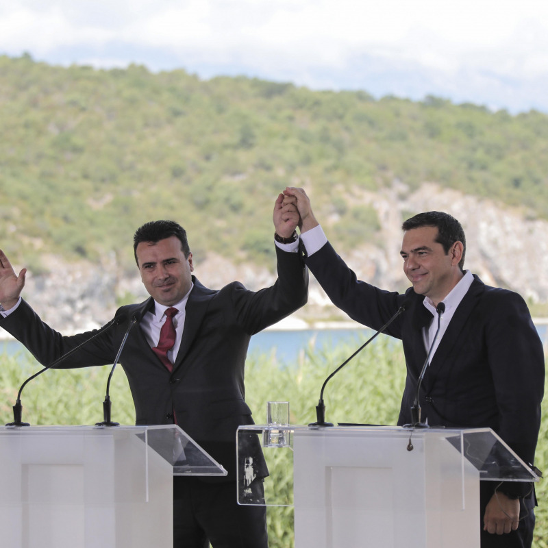 Il primo ministro greco Alexis Tsipras (destra) e il macedone Zoran Zaev