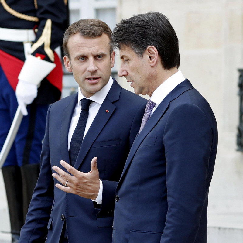 L'incontro fra il premier italiano Giuseppe Conte e il francese Emmanuel Macron a Parigi il 15 giugno 2018