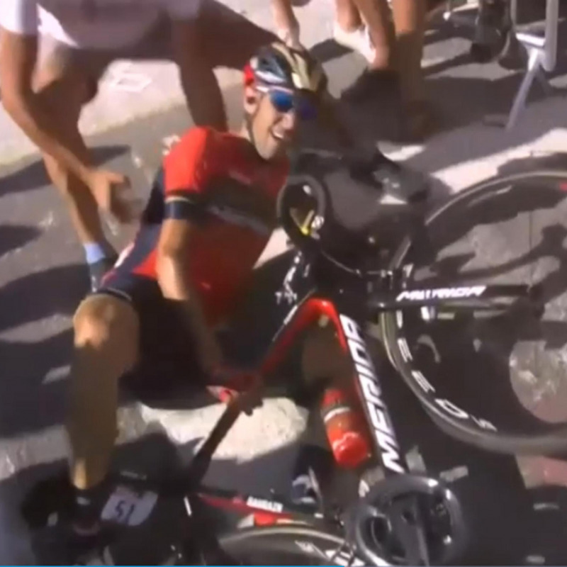 Il fermo immagine, tratto da un video di Eurosport, mostra la caduta di Vincenzo Nibali