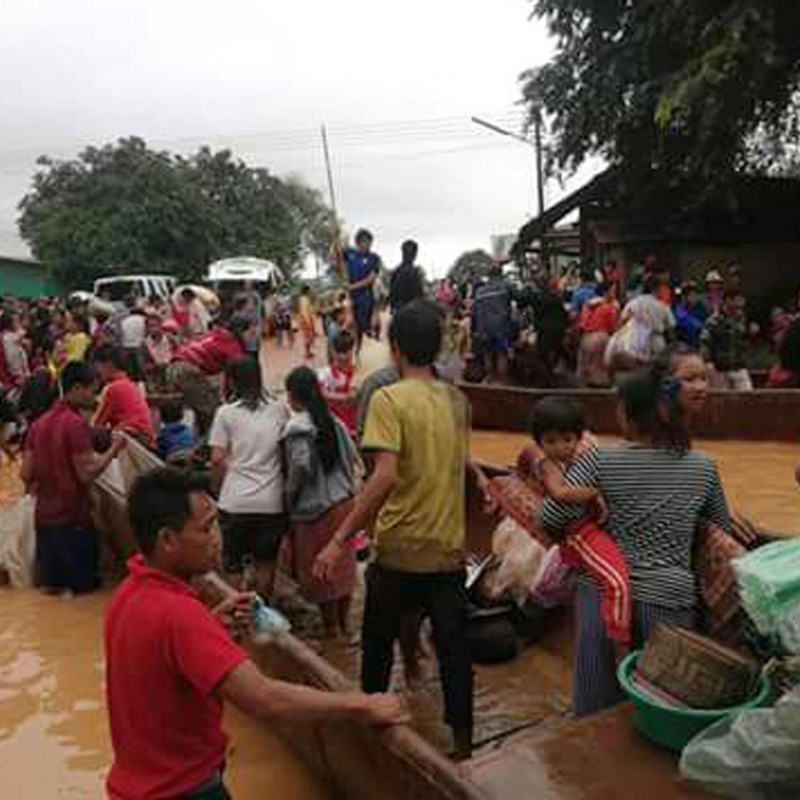 Persone evacuate dopo il crollo della diga nel Laos