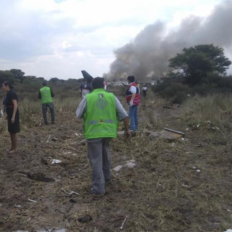 I resti dell'aereo caduto in Messico dopo il decollo