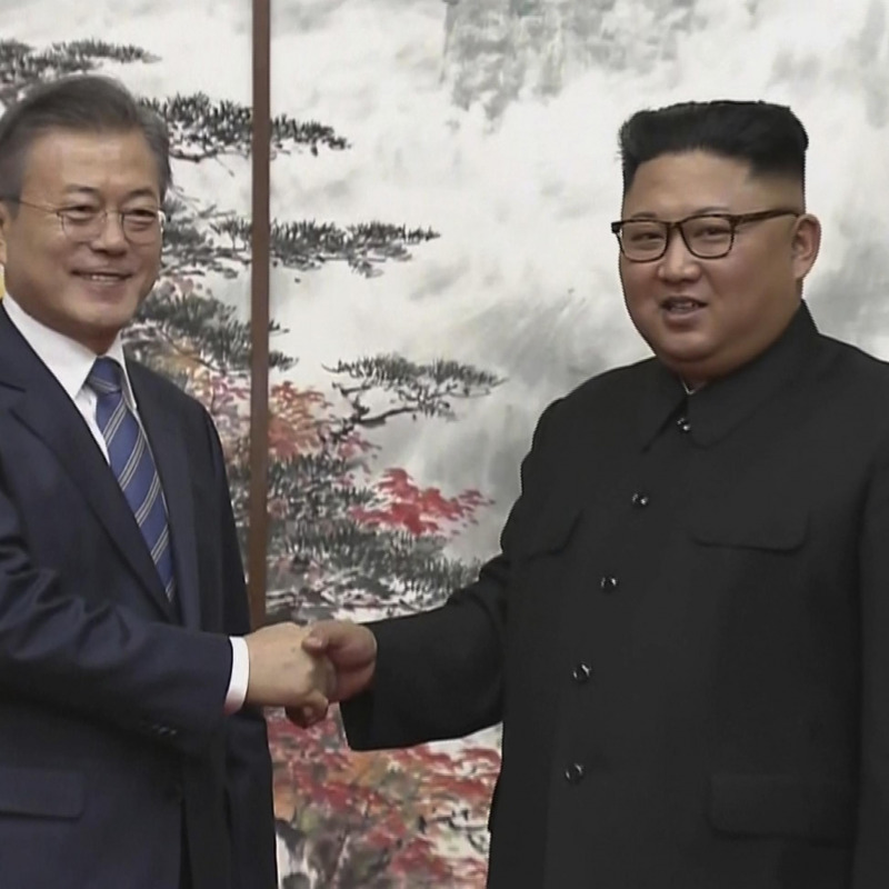 La stretta di mano fra Kim Jong Un (a destra) e Moon Jae-in