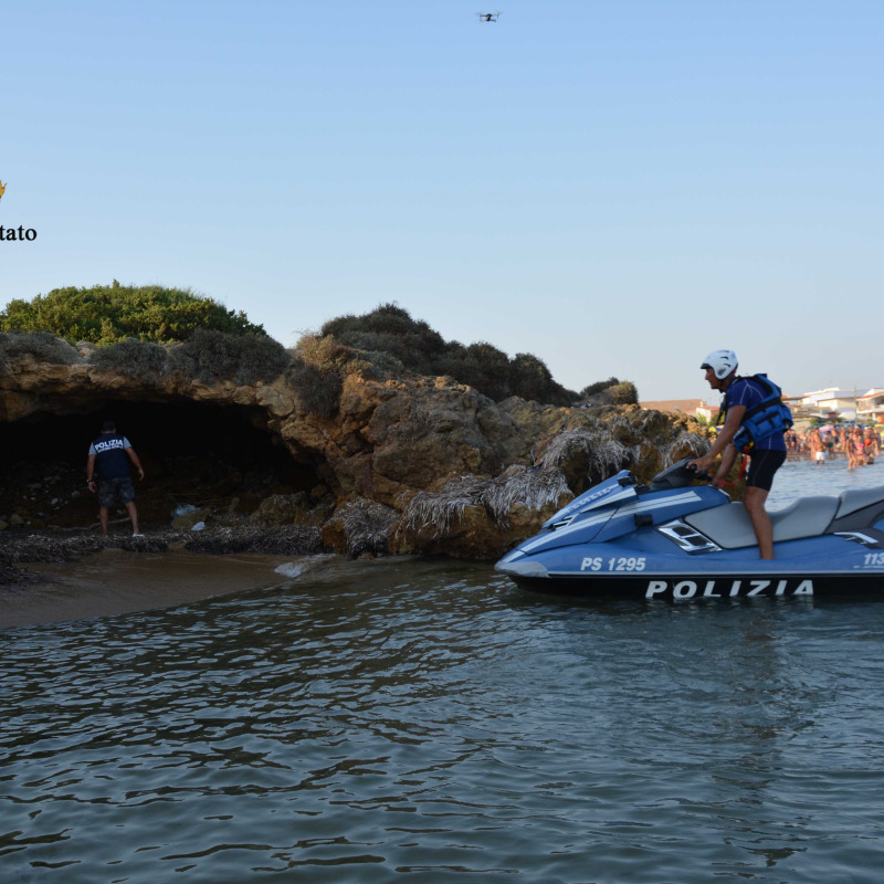 Polizia con le moto d'acqua nelle spiagge del Ragusano