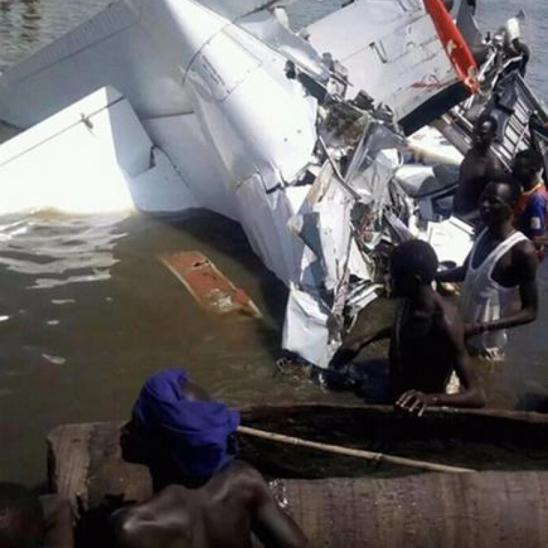 Un'immagine dell'aereo caduto in un lago del Sud Sudan