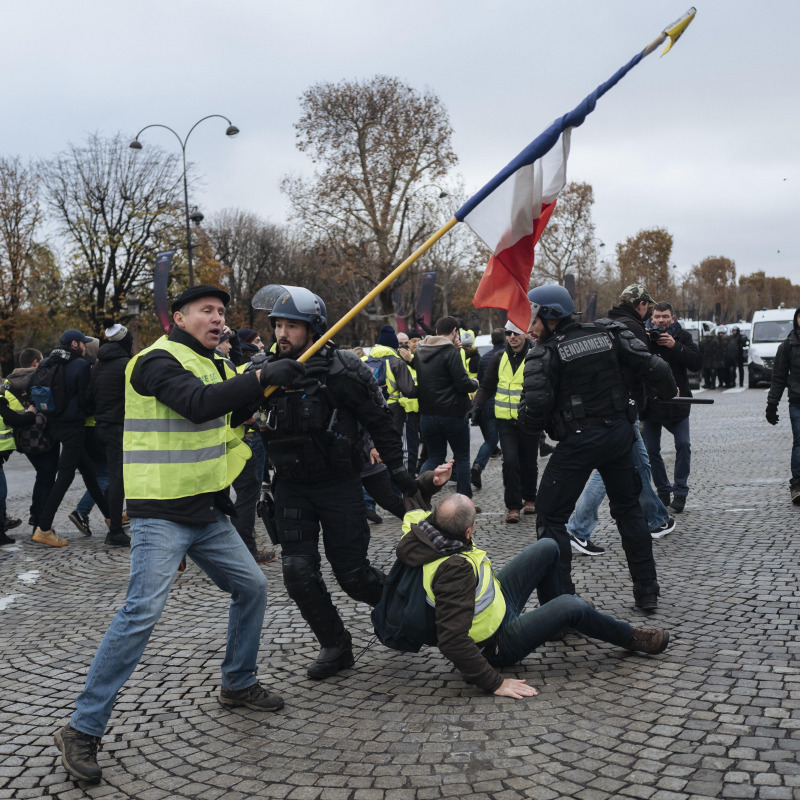 La protesta dei gilet gialli sugli Champs-Elysees