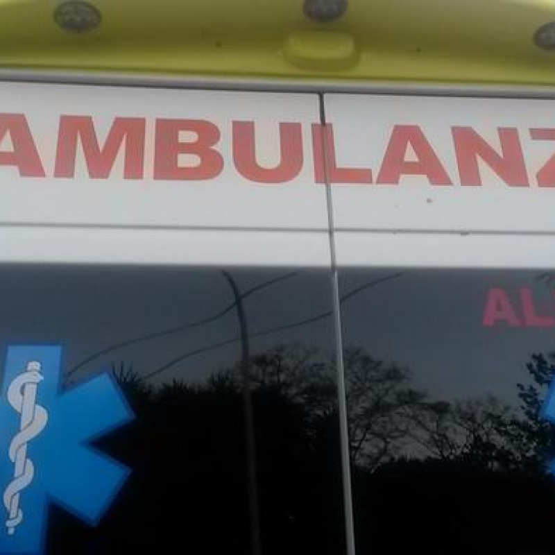 Usa ambulanza come automobile, bloccato dai Carabinieri
