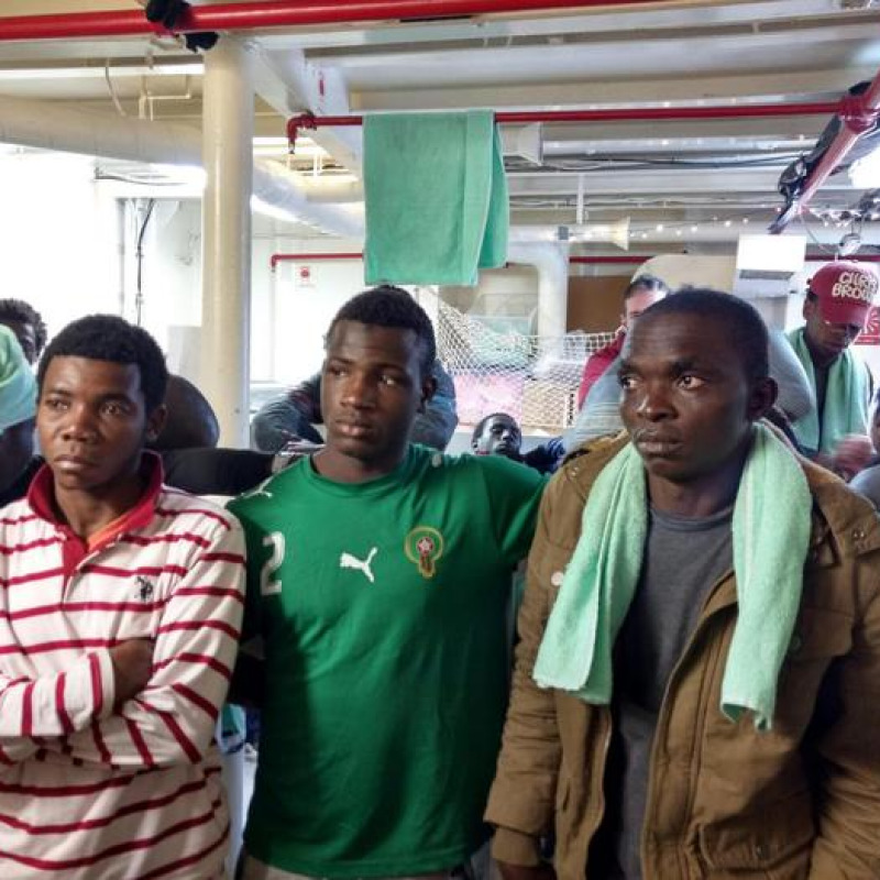 Alcuni migranti a bordo della Sea Watch a Siracusa