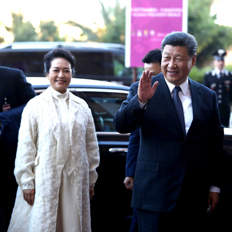 Il presidente cinese Xi Jinping con la moglie all'arrivo a Palazzo dei Normanni