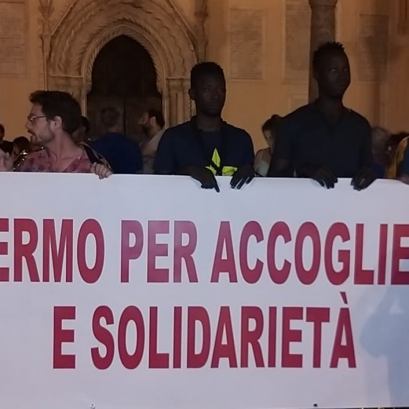 A Palermo la protesta a sostegno dei migranti di Sea Watch sul sagrato della cattedrale