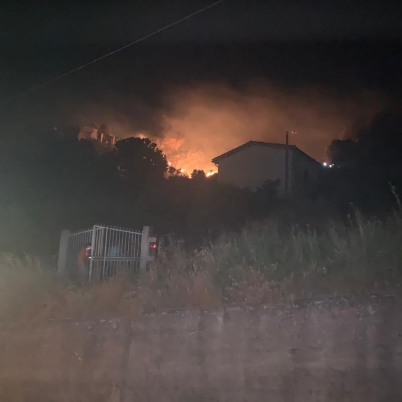 Le fiamme vicino alle case in contrada Cavaro ad Alia