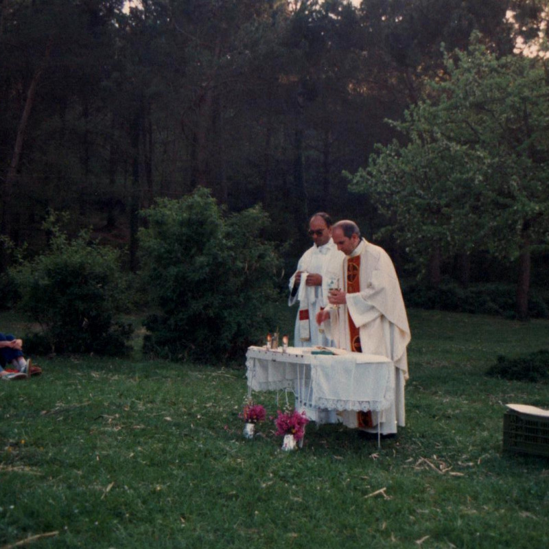 Padre Puglisi celebra la messa nelle campagne di Godrano