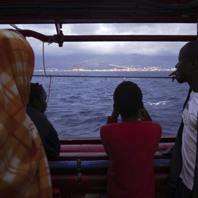 I migranti guardano da lontano la costa (foto d'archivio)