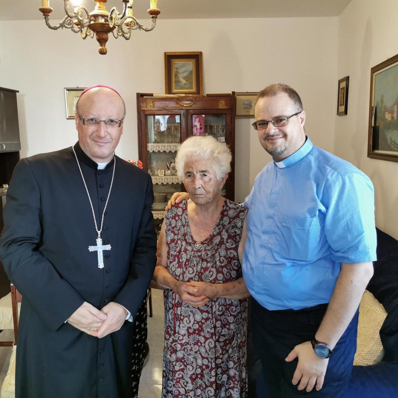 Nella foto nonna Concetta, il Vescovo di Patti e Don Enzo Caruso