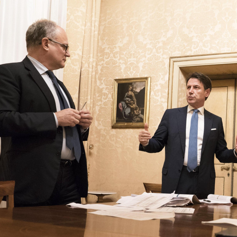Il presidente del Consiglio Giuseppe Conte (D) con il ministro dell'Economia, Roberto Gualtieri