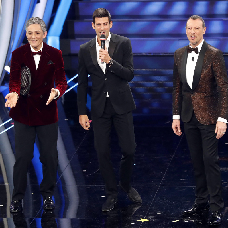 Fiorello, Novak Djokovic e Amadeus sul palco dell'Ariston