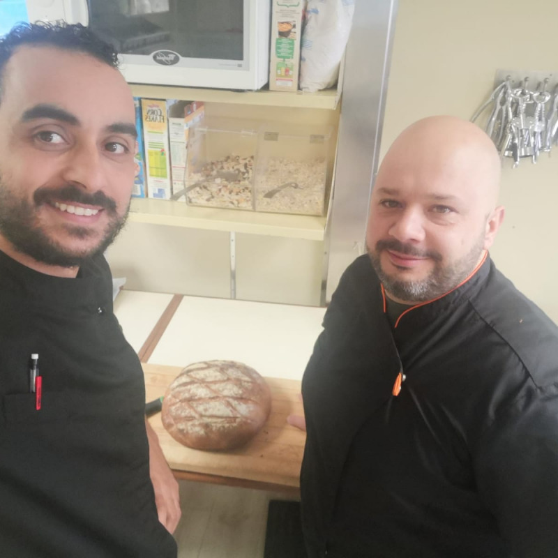 Nella foto: a destra lo chef Luca Ficara; a sinistra Roberto Mollica