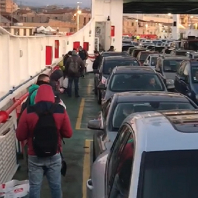 L'imbarco ai traghetti per Messina, foto scattata da medici pendolari