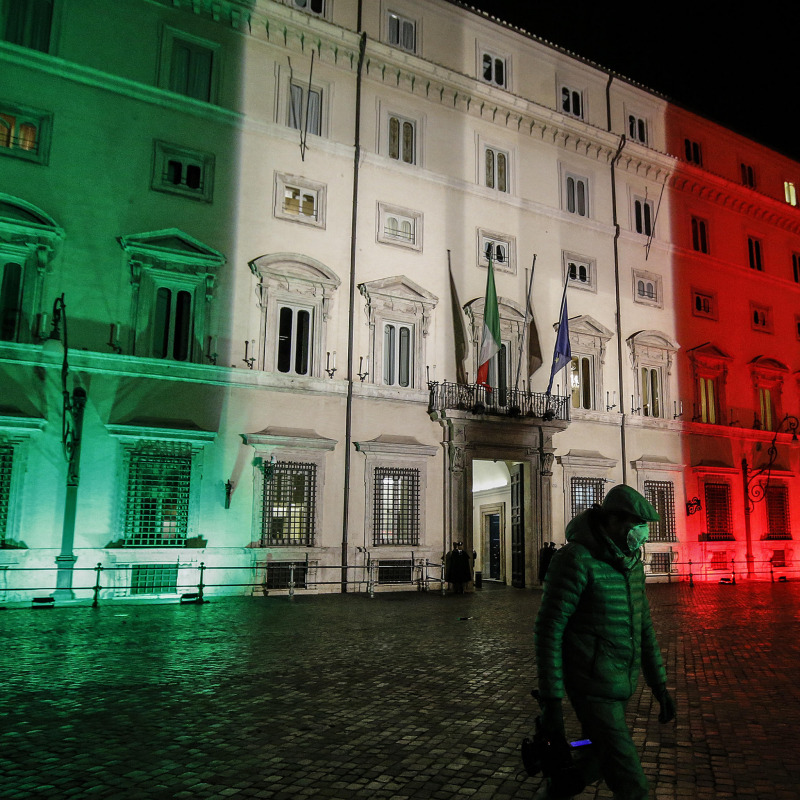 Palazzo Chigi illuminato dal tricolore