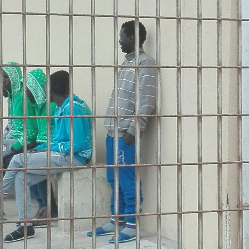 Migranti all'interno dell'hotspot di Pozzallo (Ragusa)