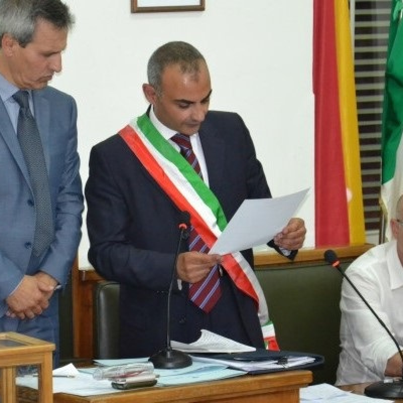 Da sinistra: il presidente del Consiglio comunale Antonino Galati, il sindaco Graziano Calanna e l'ex assessore Ernesto Di Francesco