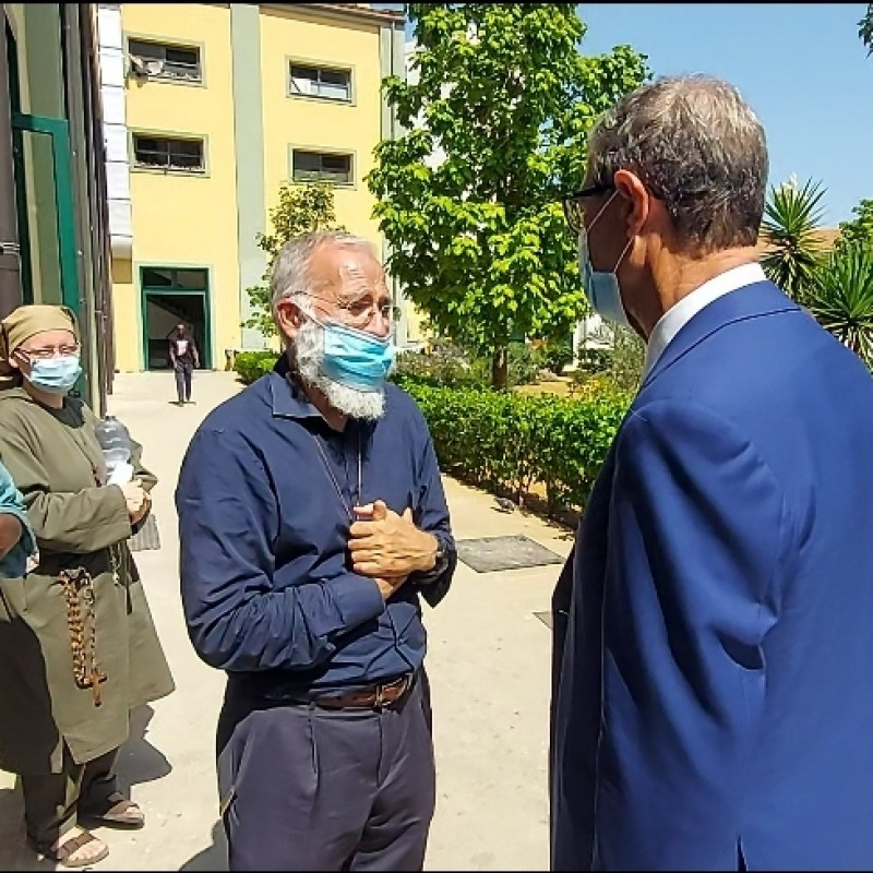 Nello Musumeci in una recente visita alla Missione di Biagio Conte, la Regione segue da vicino il cluster nei centri di Palermo