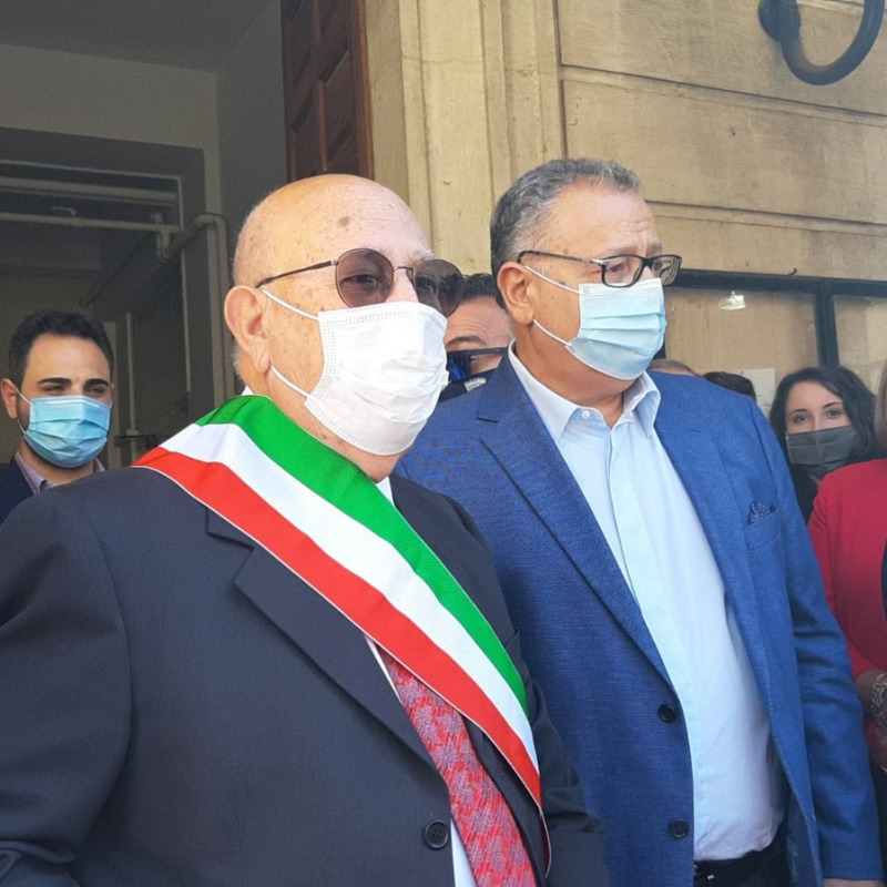 A destra, Aldo Catania, il giorno dell'insediamento del sindaco di Bronte, Pino Firrarello