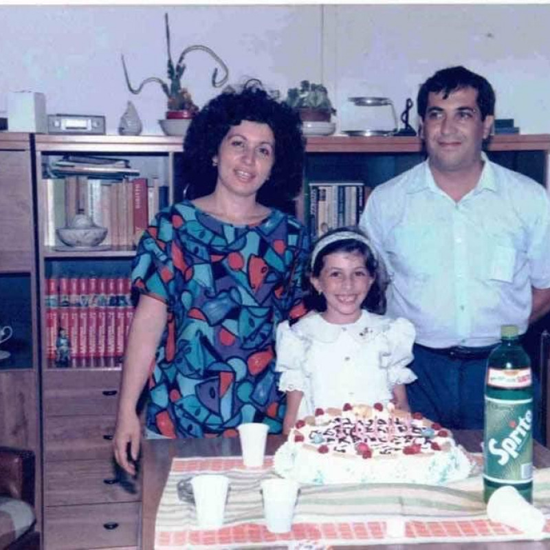 Francesca Capizzi con i suoi genitori durante la sua infanzia vissuta in una baracca