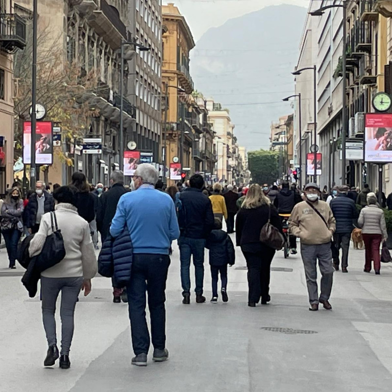 Gente a spasso in centro a Palermo
