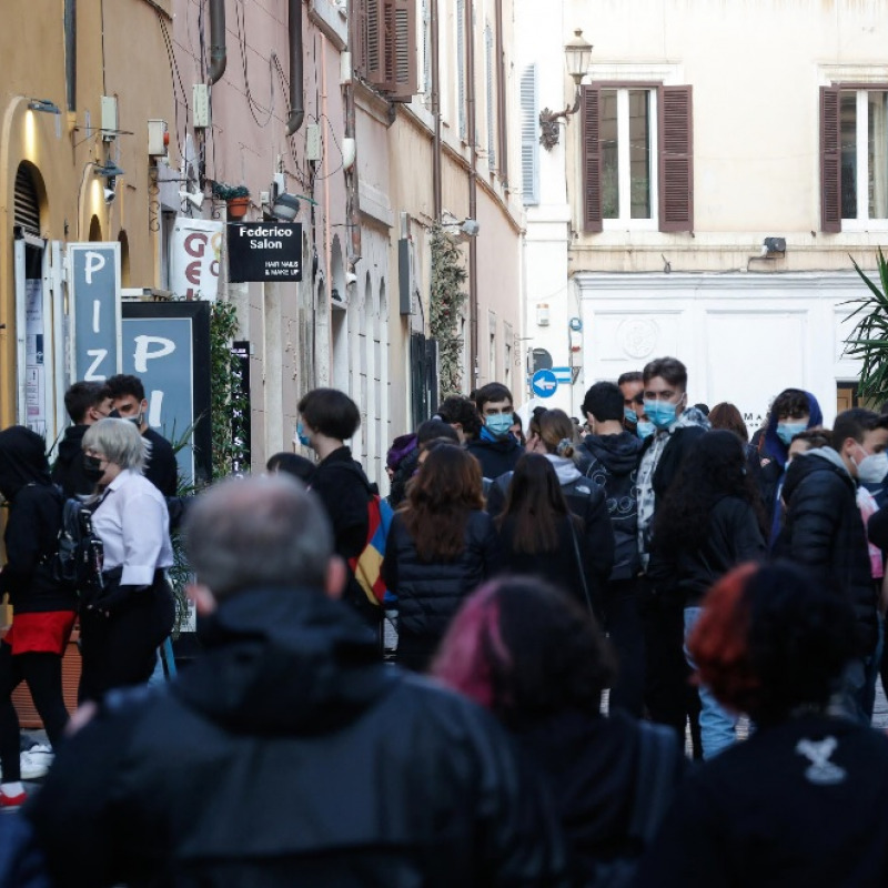 Gente per strada a Roma