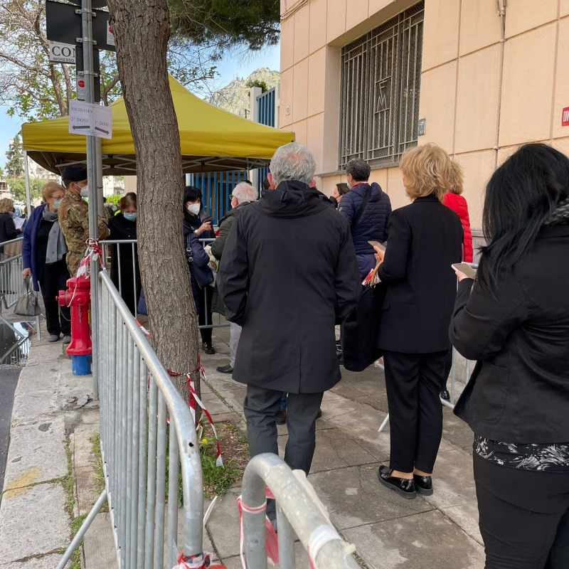 Gente in fila a Palermo per la vaccinazione